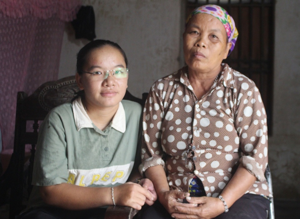 Cô gái u máu, chăm mẹ ung thư được bạn đọc ủng hộ gần 60 triệu đồng - 4 Cô gái u máu, chăm mẹ ung thư được bạn đọc ủng hộ gần 60 triệu đồng - 4