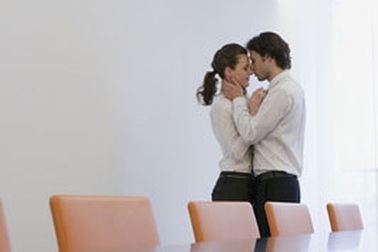 Hiểm họa cho những mối tình công sở