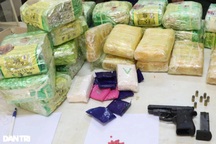 Cảnh sát đập vỡ kính xe, bắt "shipper" thủ súng ngắn buôn hàng yến ma túy