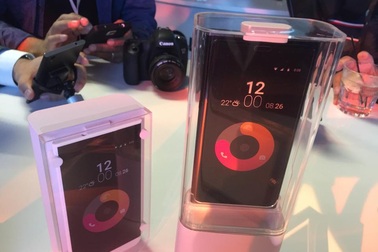 Cận cảnh bộ đôi smartphone mới của cựu CEO Apple