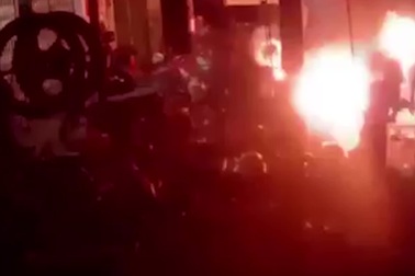 Nhóm người ném bom xăng vào bàn nhậu