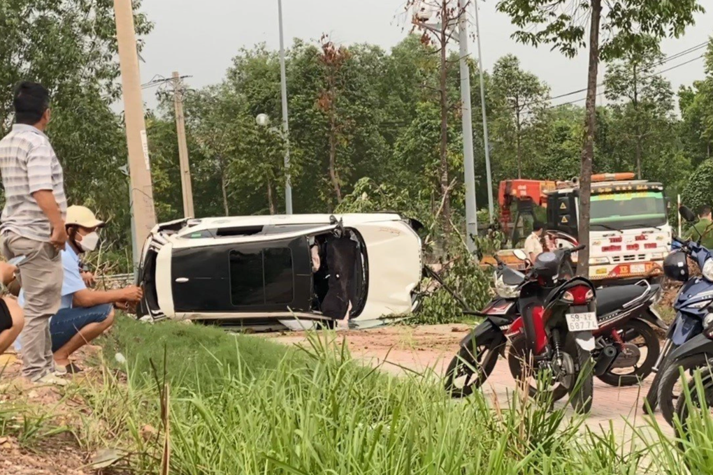 Ô tô 7 chỗ ở TPHCM tông bật gốc cây xanh, lật ngang đường - 2 Ô tô 7 chỗ ở TPHCM tông bật gốc cây xanh, lật ngang đường - 2