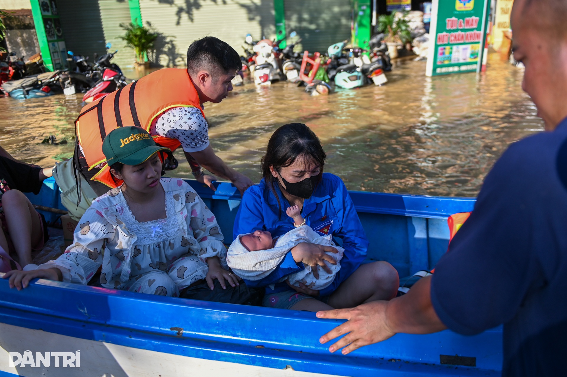 Tình cảnh bị cô lập giữa rốn lũ vô vàn khó khăn của người dân Thái Nguyên - 13 Tình cảnh bị cô lập giữa rốn lũ vô vàn khó khăn của người dân Thái Nguyên - 13