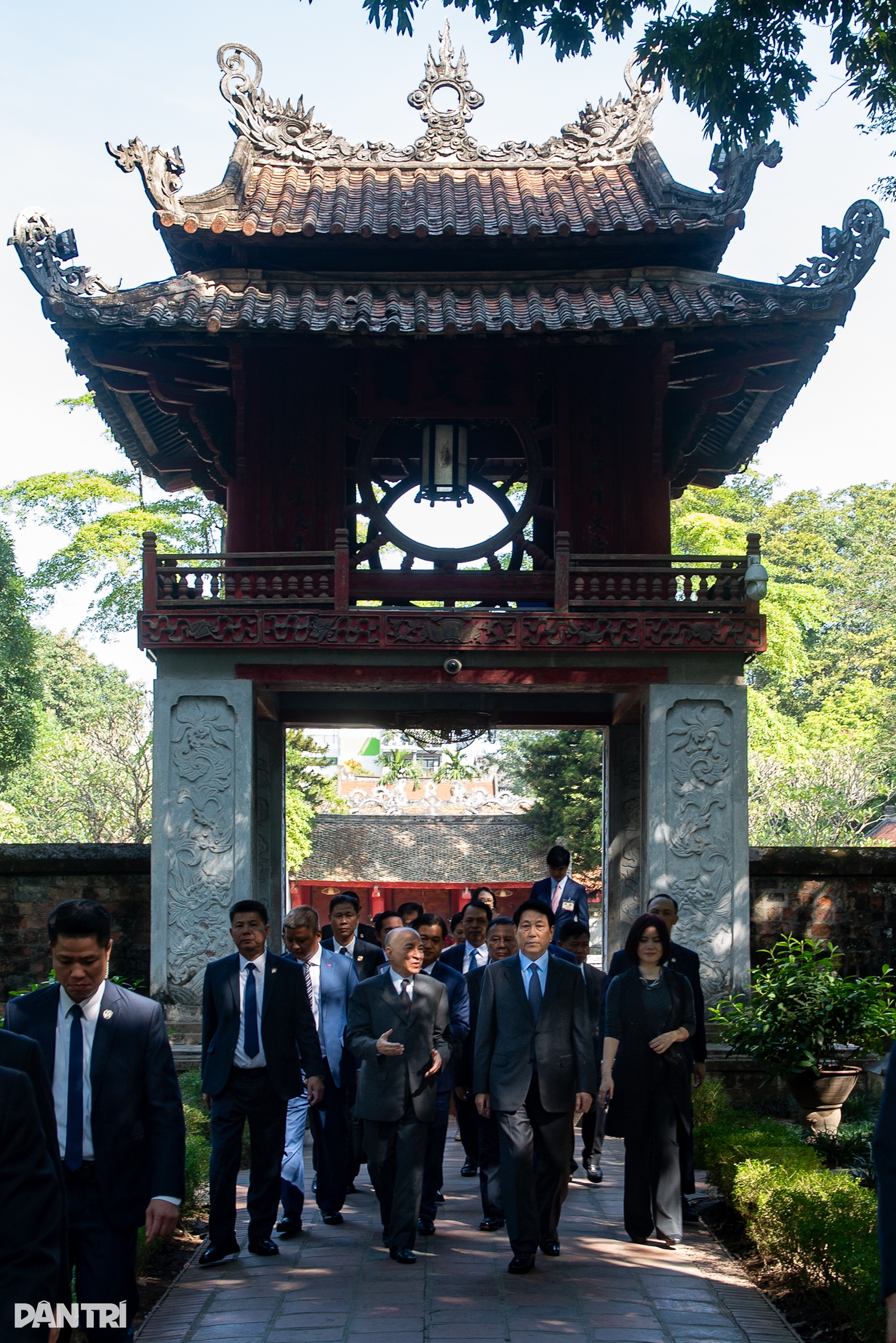 Chủ tịch nước Lương Cường và Quốc vương Campuchia thưởng trà ở Văn Miếu - 3