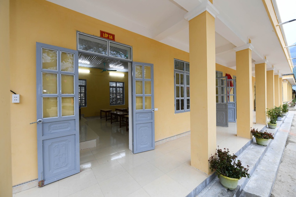 Khánh thành Phòng học Dân trí: Thầy trò hết cảnh vừa dạy, vừa lo lớp sập - 11 Khánh thành Phòng học Dân trí: Thầy trò hết cảnh vừa dạy, vừa lo lớp sập - 11