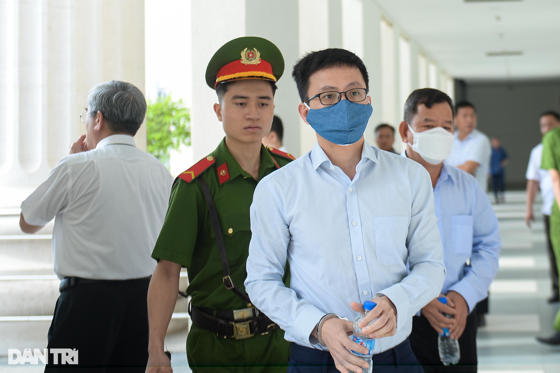 Cựu Bí thư Vĩnh Phúc Hoàng Thị Thuý Lan cúi gằm mặt đến toà - 8