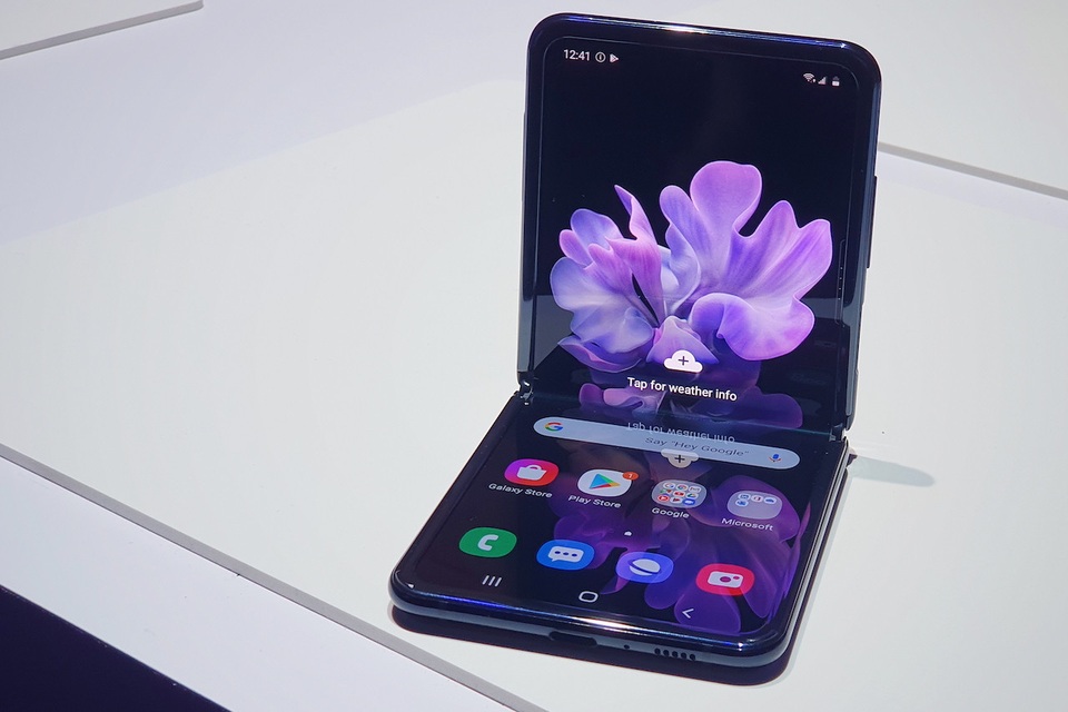 Khốn đốn vì dịch bệnh, dân Trung Quốc vẫn phát cuồng với Galaxy Z Flip - 1 Khốn đốn vì dịch bệnh, dân Trung Quốc vẫn phát cuồng với Galaxy Z Flip - 1