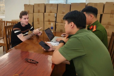 Người đàn ông nước ngoài mang súng đến quán bar để thị uy