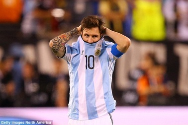 Huyền thoại Maradona chỉ trích Messi “giỏi diễn kịch”