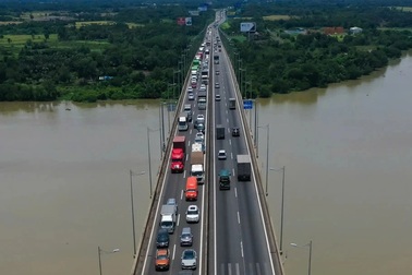 Thu hẹp làn đường cao tốc TPHCM - Long Thành để sửa khe co giãn