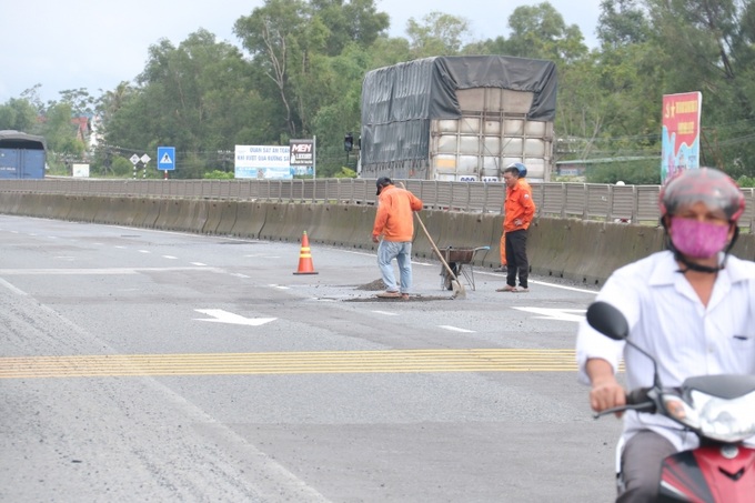 Công nhân sửa đường tiến hành lấp tạm thời các ổ gà, ổ voi