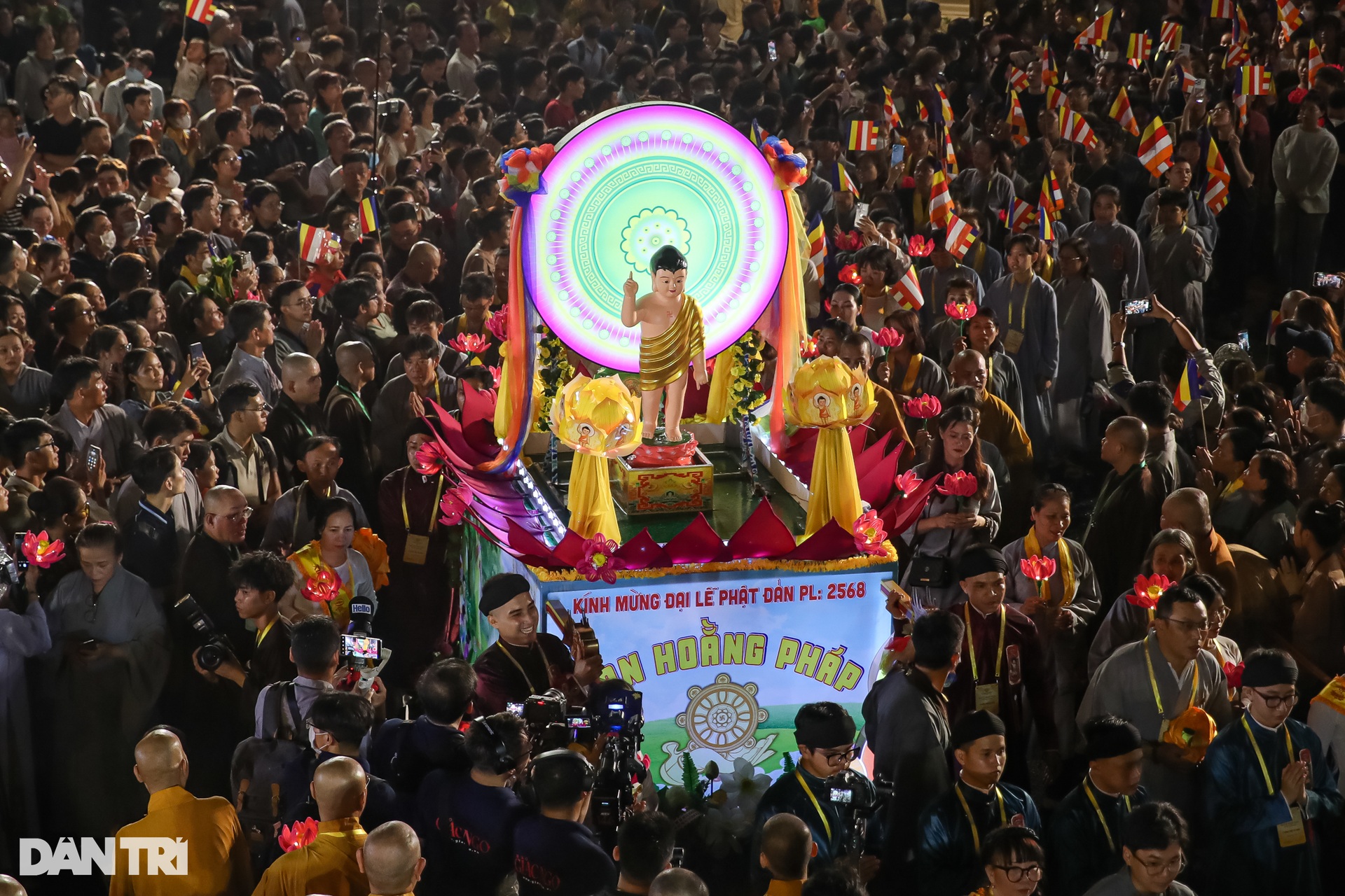 Hàng nghìn người tham gia lễ rước kiệu Phật ở TPHCM - 7
