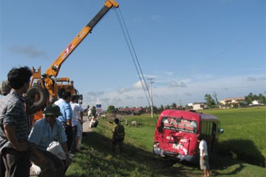Đâm xe liên hoàn, hơn 100 hành khách hú vía