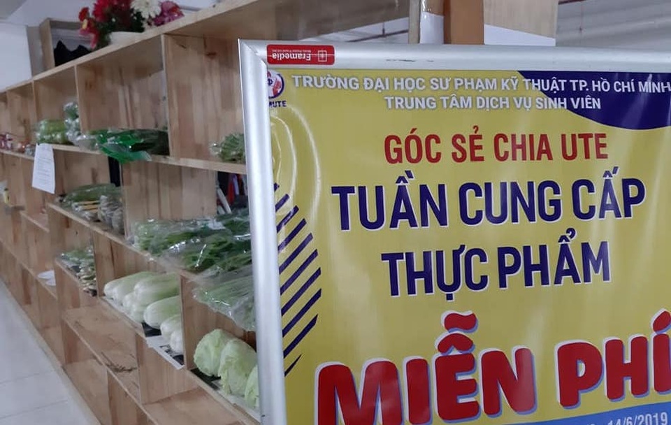 Ấm lòng ở “khu chợ 0 đồng” cho sinh viên - 1