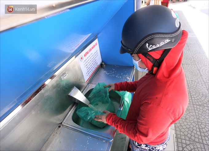 ATM gạo đầu tiên ứng dụng trí tuệ nhân tạo tại Đà Nẵng: Gọi điện hẹn trước 30 phút, nhận diện đúng người nghèo mới nhả gạo - Ảnh 12. ATM gạo đầu tiên ứng dụng trí tuệ nhân tạo tại Đà Nẵng: Gọi điện hẹn trước 30 phút, nhận diện đúng người nghèo mới nhả gạo - Ảnh 12.