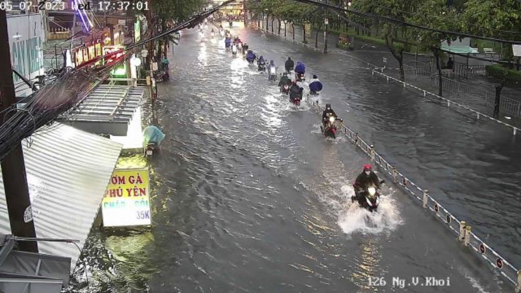 Mưa diện rộng gây ngập ở TPHCM đến cuối tuần - 4 Mưa diện rộng gây ngập ở TPHCM đến cuối tuần - 4