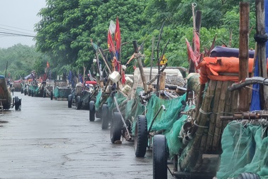 Ngư dân hối hả kéo thuyền bè lên bờ tránh bão