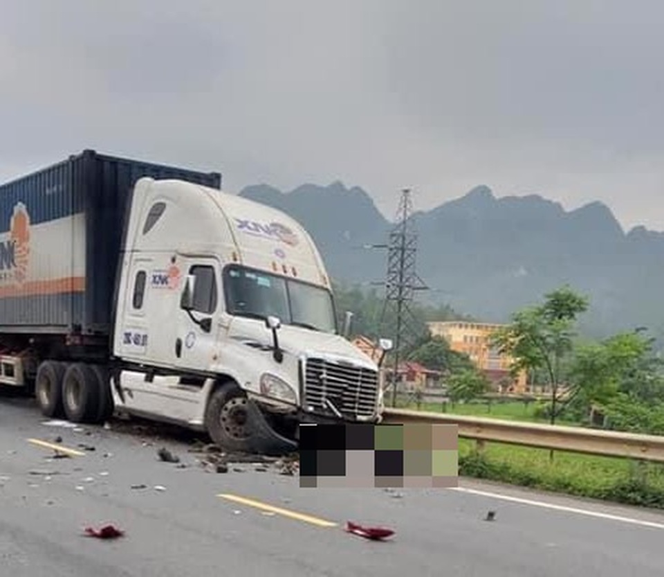 Xe container lấn làn gây tai nạn liên hoàn, học sinh lớp 12 tử vong - 1 Xe container lấn làn gây tai nạn liên hoàn, học sinh lớp 12 tử vong - 1