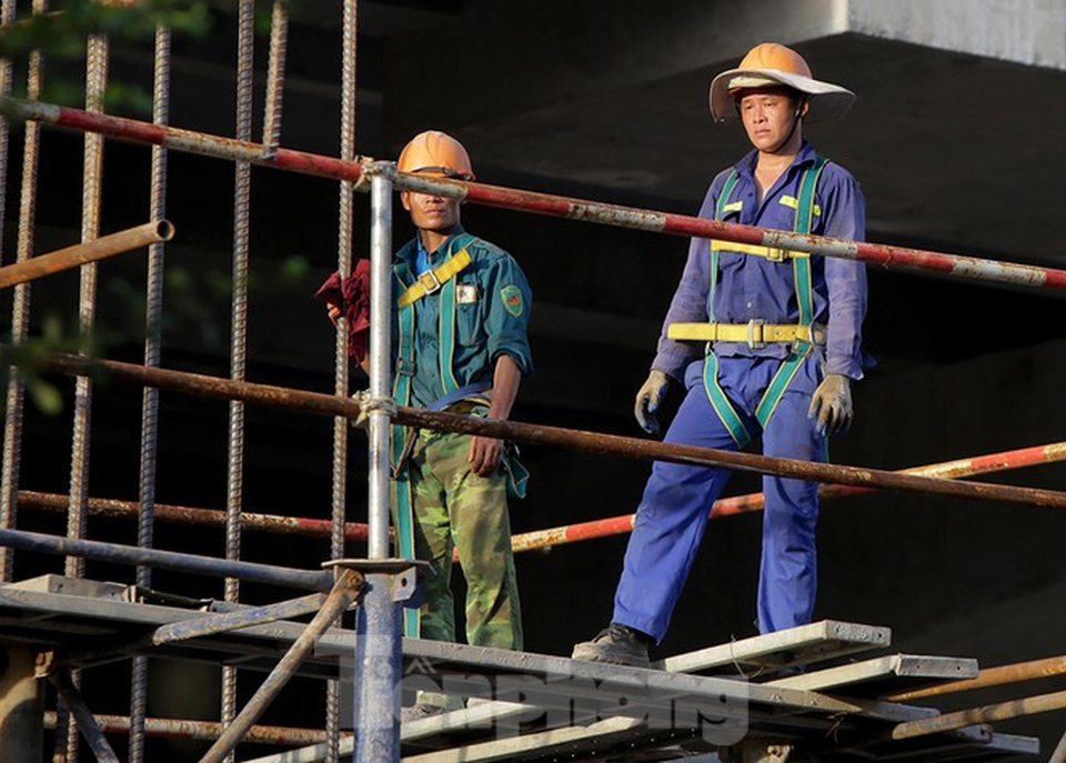 Công nhân phơi mình dưới trời nắng đổ lửa ở Hà Nội - 8