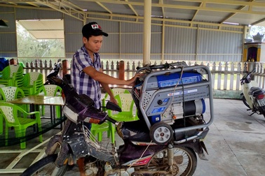 Dịch vụ bơm nước tận nhà đắt hàng thời “tê liệt” sau bão số 9