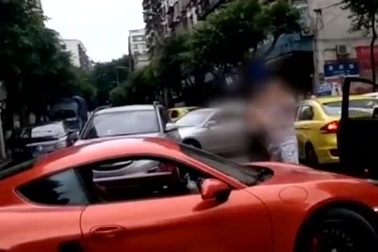 Vợ lái siêu xe gây gổ rồi tát người đi đường, sếp Trung Quốc "ngã ngựa"
