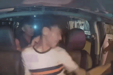 Chê xe taxi nóng, khách hành hung tài xế
