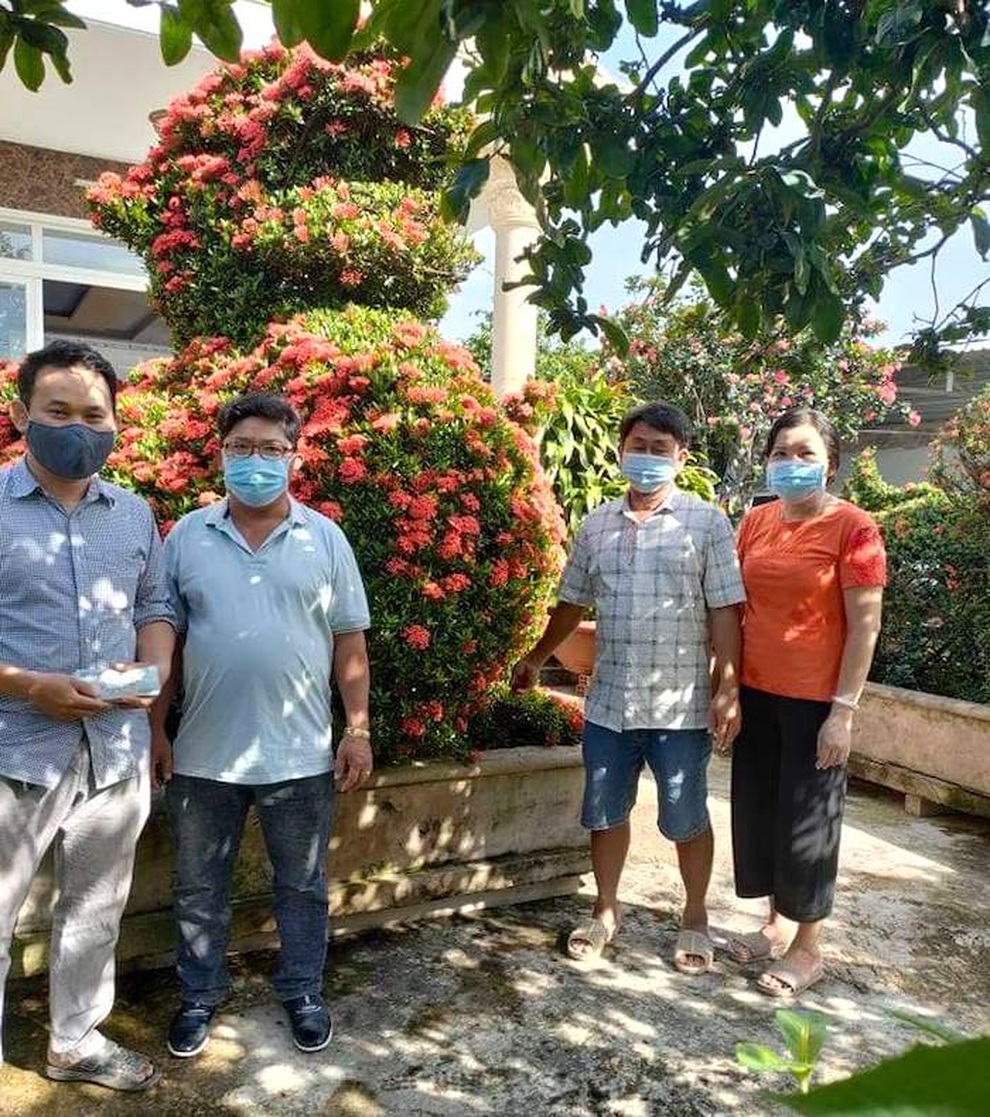 Dân Sài Gòn, người bán cây kiểng, nhà đập heo đất ủng hộ tiền mua vắc xin - 4 Dân Sài Gòn, người bán cây kiểng, nhà đập heo đất ủng hộ tiền mua vắc xin - 4