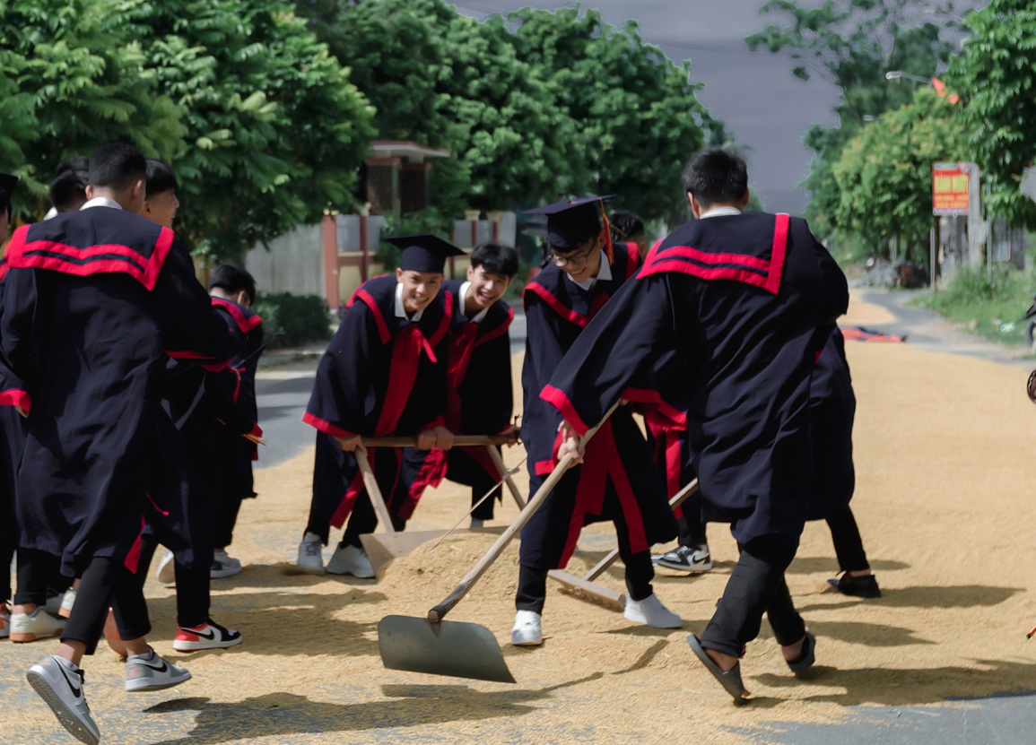Bức ảnh kỷ yếu gây sốt vì một khoảnh khắc... ngoài kịch bản - 6 Bức ảnh kỷ yếu gây sốt vì một khoảnh khắc... ngoài kịch bản - 6