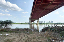 Tìm thấy một thi thể nghi là người chồng để ô tô trên cầu Thăng Long