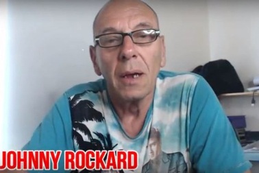 Sao phim đen gây quỹ để được chôn cất trong quan tài hình "cậu nhỏ" khổng lồ