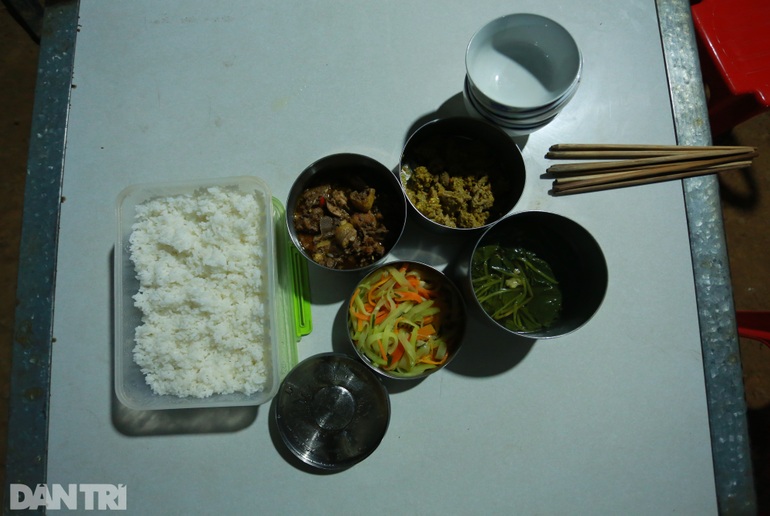 Trắng đêm giữa rừng làm tường lửa chống dịch ở biên giới Tây Nam - 7 Trắng đêm giữa rừng làm tường lửa chống dịch ở biên giới Tây Nam - 7