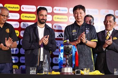 HLV Amorim nghiên cứu bóng đá Việt Nam, HLV Kim Sang Sik tuyên bố bất ngờ