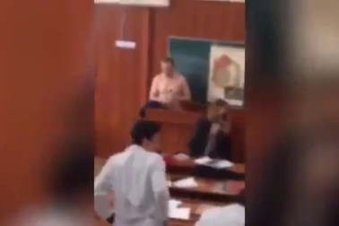 Giảng viên hồn nhiên cởi đồ trong lúc giảng bài