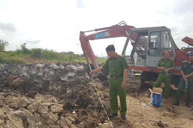 Nghi xe cuốc múc trúng mìn gây nổ, 2 người bị thương