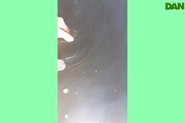 Máy múc khơi thông dòng chảy đổ nước thải ra biển.