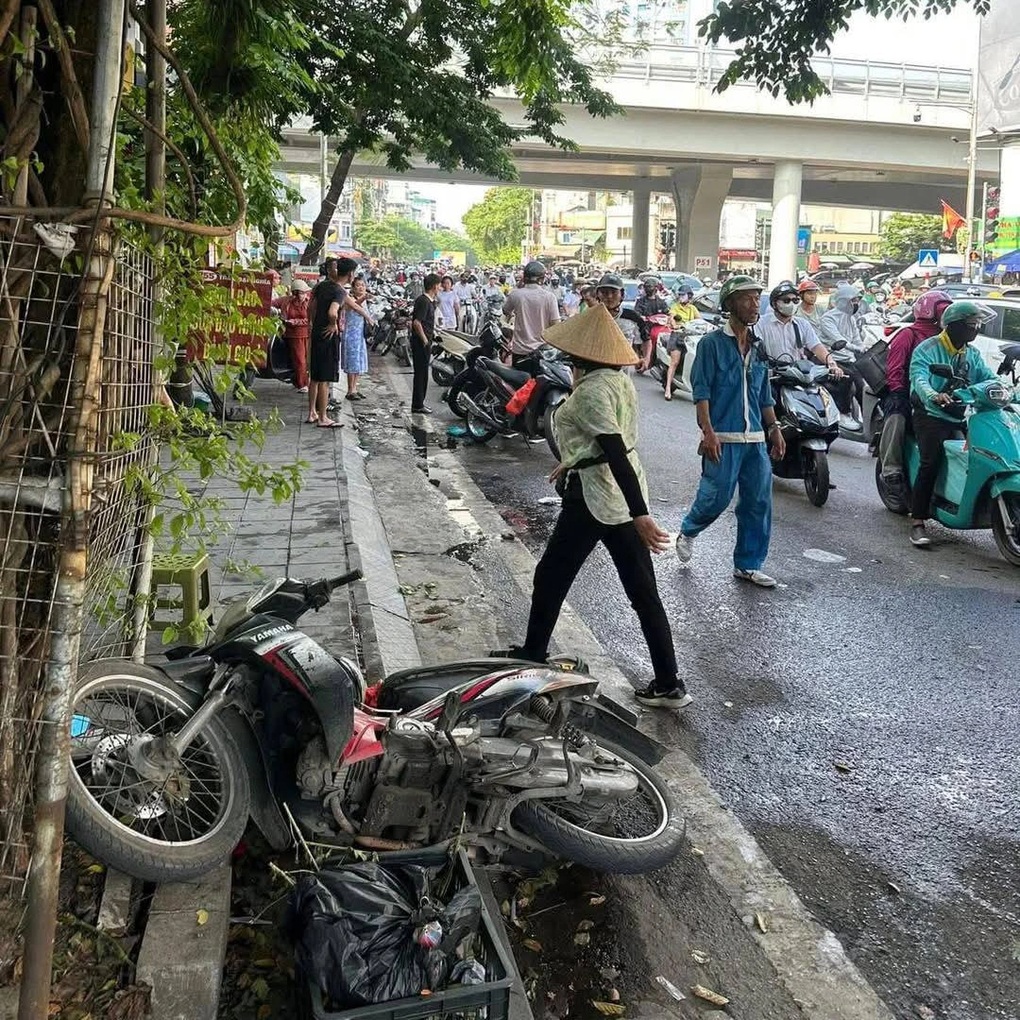 Nữ tài xế ô tô tông liên hoàn 10 xe máy trên phố Hà Nội - 2