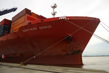 Cận cảnh “tàu khủng” dài 260m đầu tiên vào cảng biển TPHCM