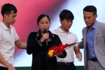 Con gái liệt sỹ òa khóc: 54 năm rồi con mới được "gặp" bố, bố ơi...