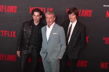 Tài tử Pierce Brosnan bên hai con trai tại sự kiện