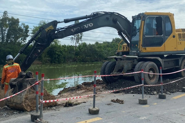 Sạt lở trên quốc lộ 62 ở Long An