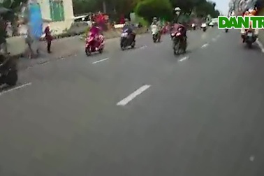 CSGT dùng mô tô đặc chủng truy đuổi nam thanh niên cướp giật