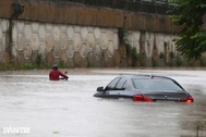 Ngày "thất trận" của dân công sở: Trời vẫn đổ mưa, đường về nhà... xa lắm!