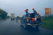 Tài xế ô tô bán tải bị phạt 5 triệu đồng vì chở 4 người trên thùng xe