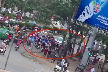 Khởi tố tài xế ô tô bán tải đi ngược chiều, lùi xe cán chết người