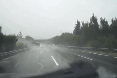 Ô tô mất lái, xoay 180 độ trên mặt đường trơn ướt