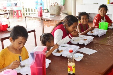 Quán cơm 2.000 đồng ấm lòng người nghèo