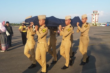 Nhân viên không lưu Indonesia hy sinh tính mạng đưa máy bay thoát khỏi thảm họa động đất