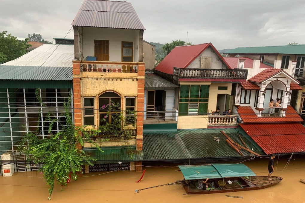 Nước sông Hồng dâng cao, nhà dân ngập sâu 3m ở Lào Cai - 2 Nước sông Hồng dâng cao, nhà dân ngập sâu 3m ở Lào Cai - 2