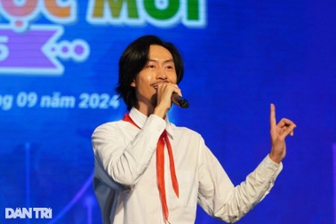 Ca sĩ Đen Vâu khuấy đảo tại lễ khai giảng ở TPHCM