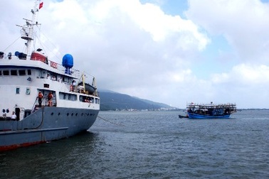 Tàu cá bị hỏng bánh lái cùng 9 ngư dân đã vào bờ an toàn